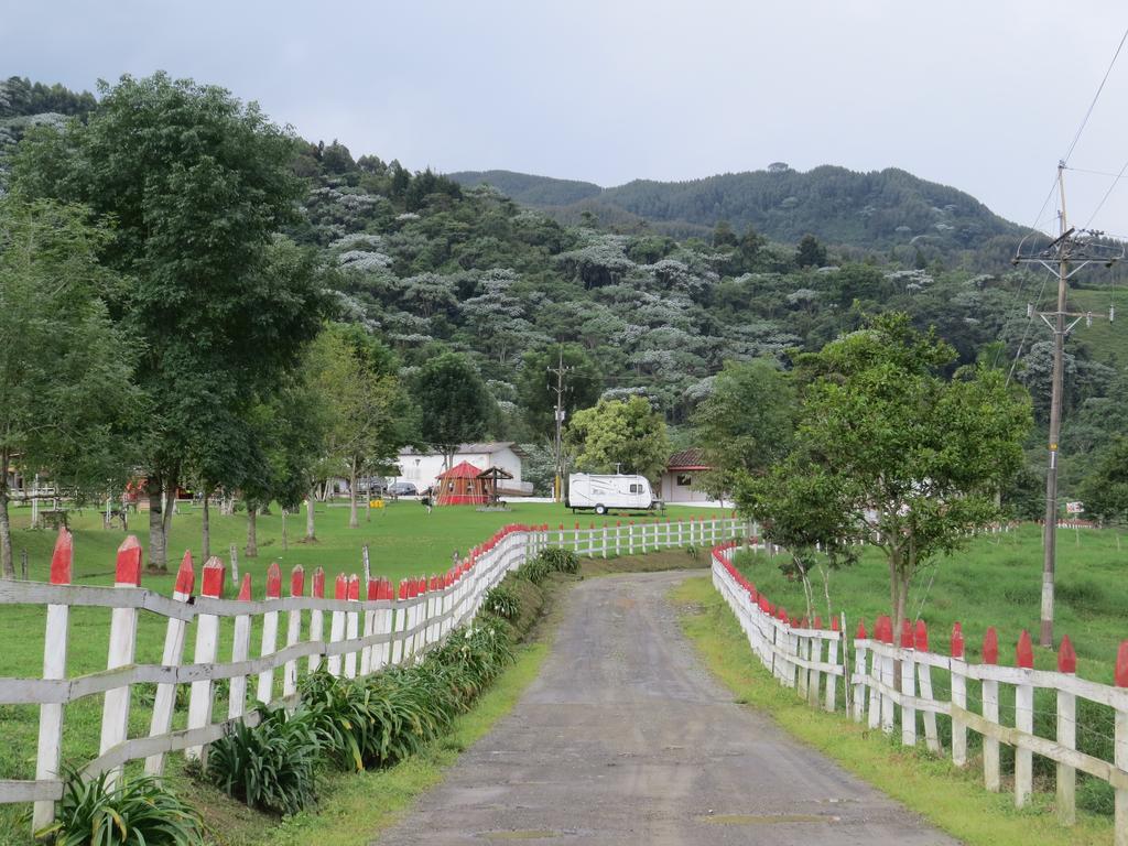 Finca Recreacional Marcelandia Санта-Роса-де-Кабаль Экстерьер фото